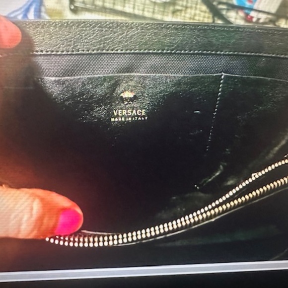 The Versace La Medusa Soft Lamb Leather Bag in size M is a luxurious and stylish - Picture 8 of 16